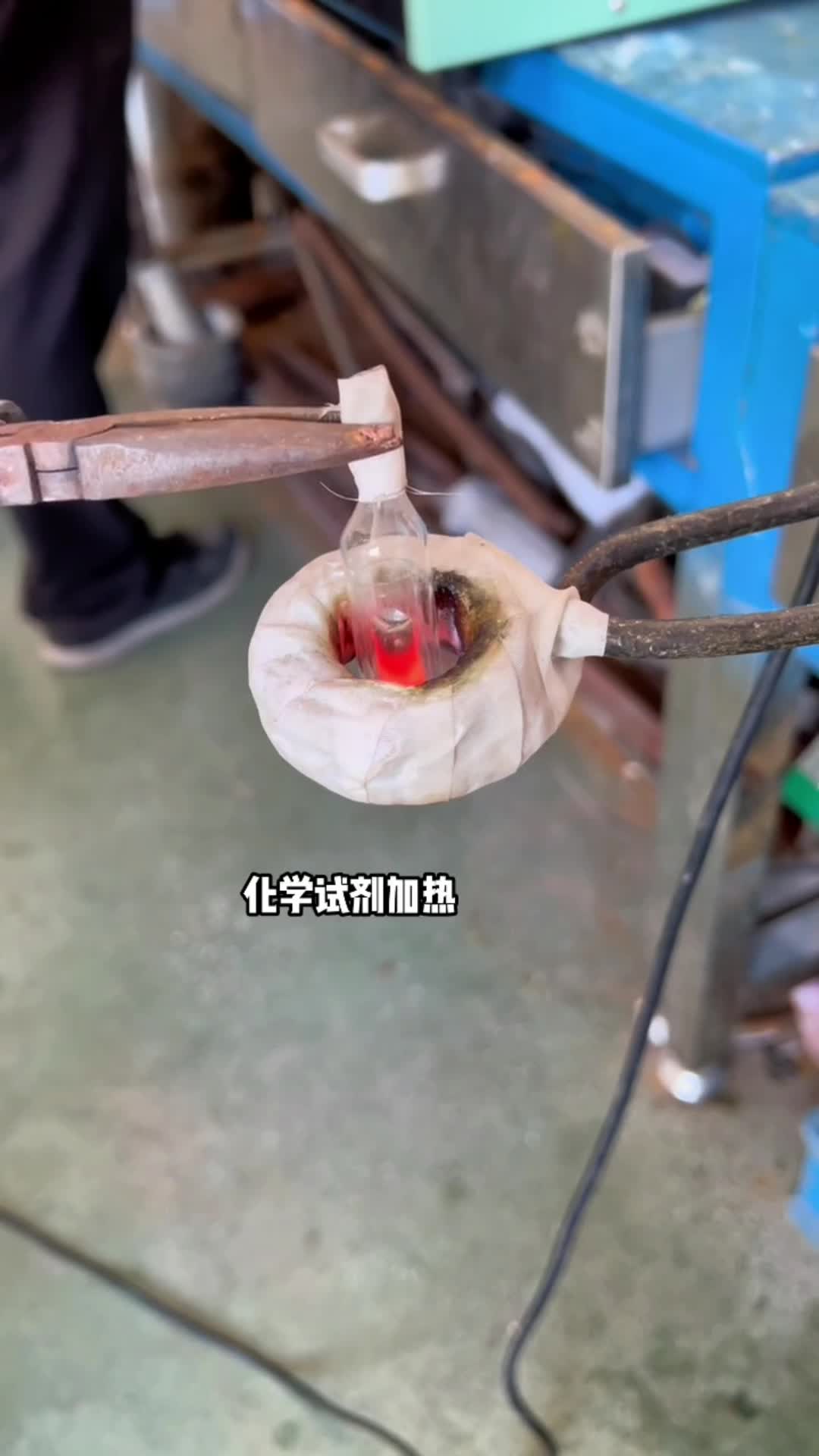 漆包线脱漆热处理使用的高频91香蕉视频污版加热设备是一种高效、环保的脱漆解决方案(图3)