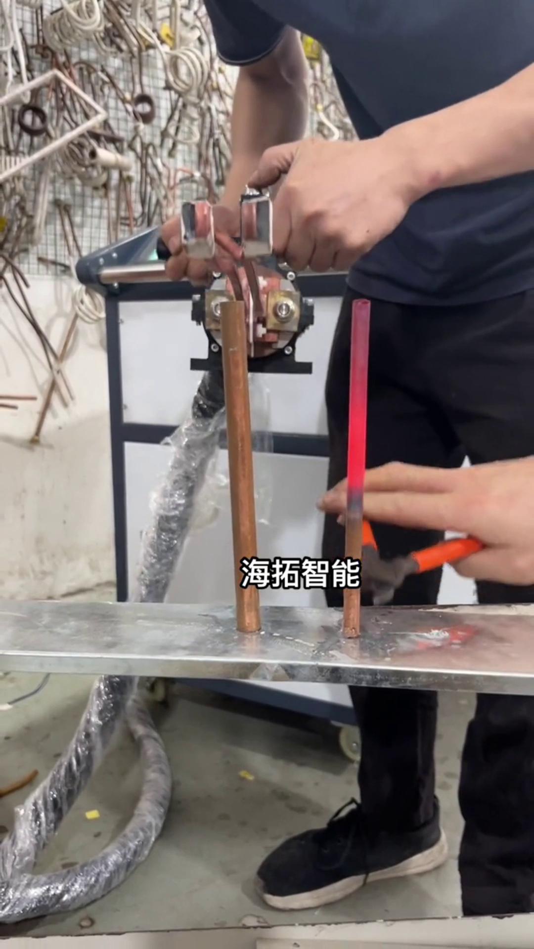 铜管加热退火有难度吗？没有！只要用了香蕉91在线视频智能91香蕉视频污版加热设备，什么淬火退火加热焊接一切都不是问题。 