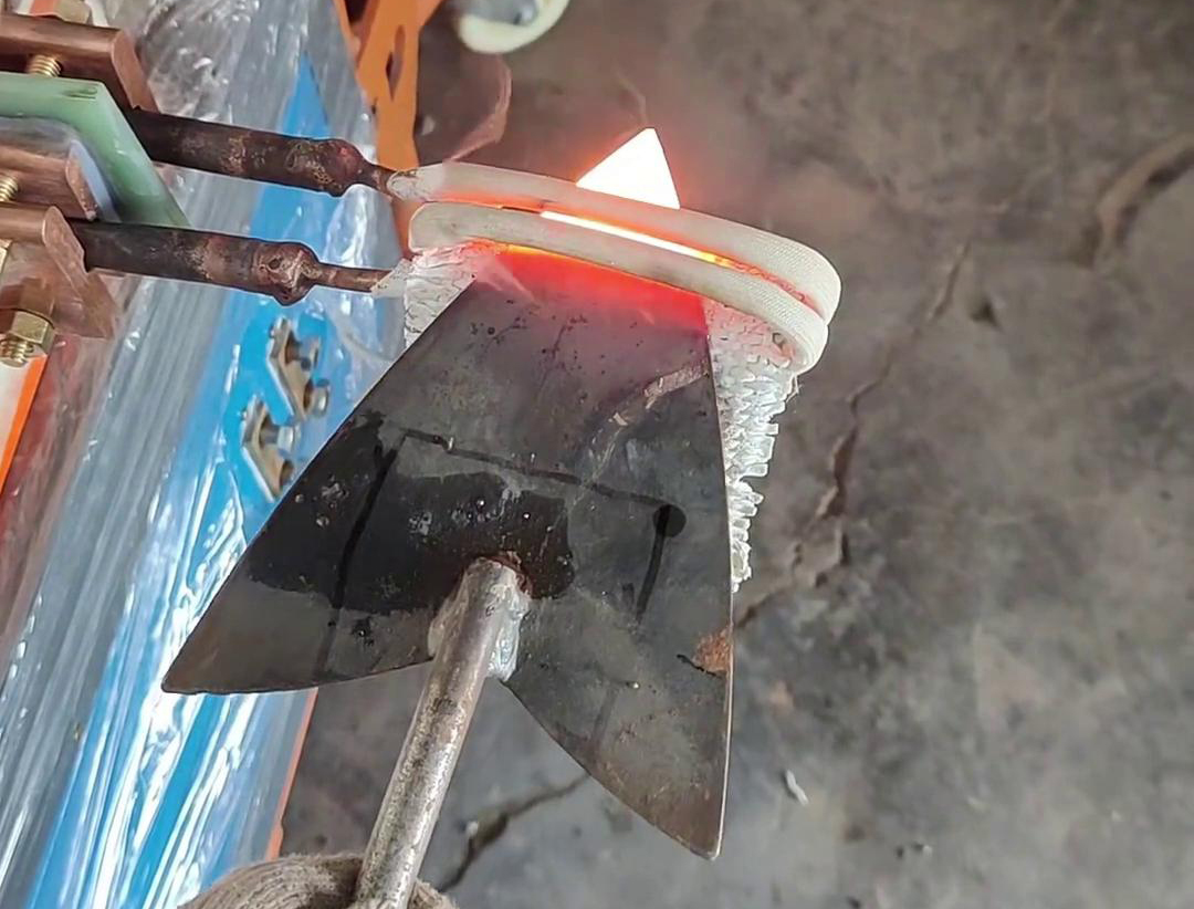 高频加热机：类三角铁锹小型工具淬火热处理的高效之选